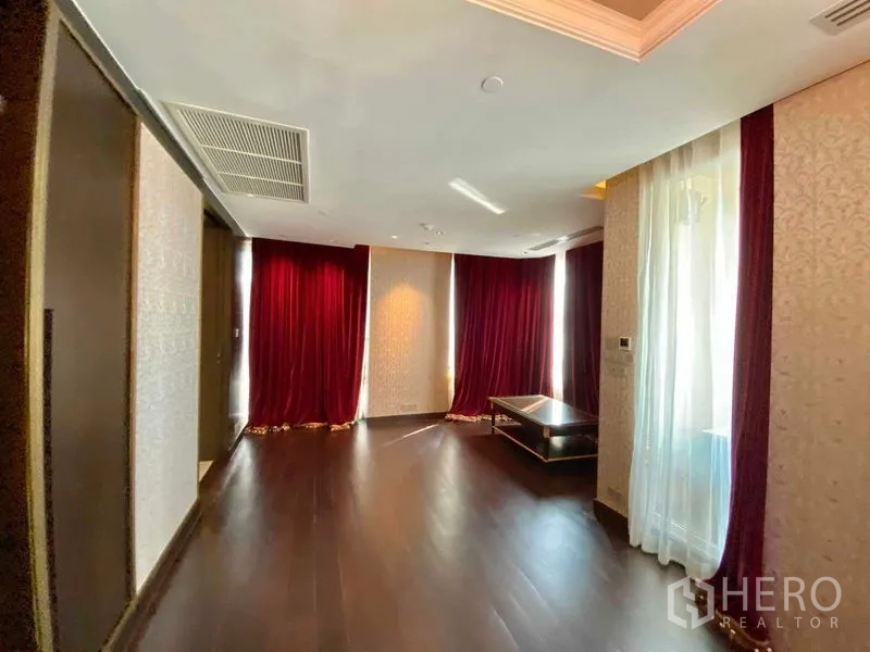 คอนโด ให้เช่าในKhlong Toei, Bangkok - ห้องนอนพื้นไม้เข้ม ผ้าม่านกำมะหยี่สีแดงทึบ