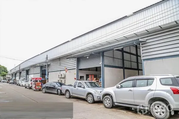 Warehouse for rent - Row of modern warehouse bays with roller doors and parking in Thepharak, Mueang Samut Prakan.