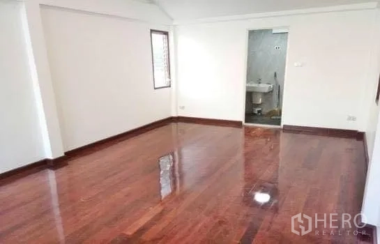 สำนักงานที่บ้าน ให้เช่าในChatuchak, Bangkok - ห้องนอนกว้าง พื้นไม้เงางาม พร้อมห้องน้ำในตัว