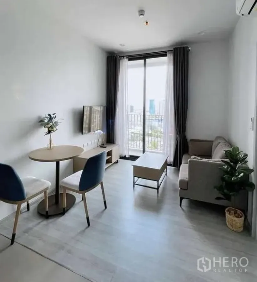 คอนโด ให้เช่าหรือขายในWatthana, Bangkok - พื้นที่นั่งเล่น-ทานอาหารสว่าง โต๊ะกลม โซฟา และประตูกระจกสูงจรดเพดาน