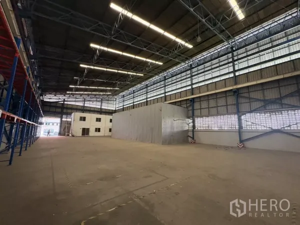 คลังสินค้า ให้เช่าในMueang Samut Prakan, Samut Prakan - ภายในโกดังเพดานสูง มีช่องแสง ชั้นวางพาเลท และออฟฟิศติดตั้งภายใน
