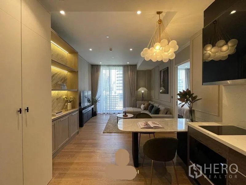 คอนโด ให้เช่าในPathum Wan, Bangkok - เลย์เอาต์โอเพ่นแพลน ชั้นโชว์ไฟซ่อน และเคาน์เตอร์อาหารหินอ่อน