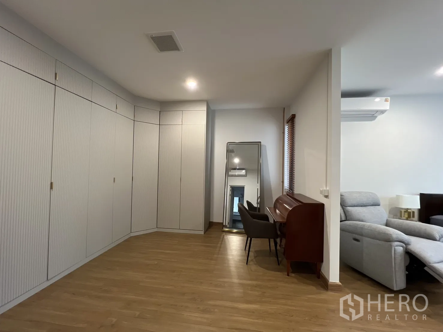 Detached House for rent in Prawet, Bangkok - Walk-in dressing area with full-height wardrobes and desk.