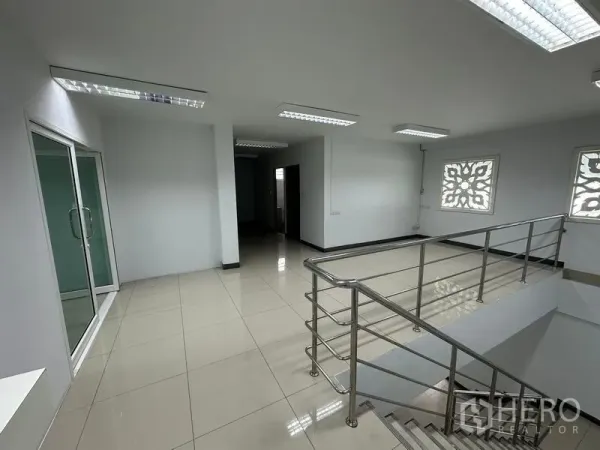 คลังสินค้า ให้เช่าในPhra Nakhon Si Ayutthaya - โถงชั้นบนของสำนักงาน ประตูกระจก หน้าต่าง และราวกันตกโลหะ