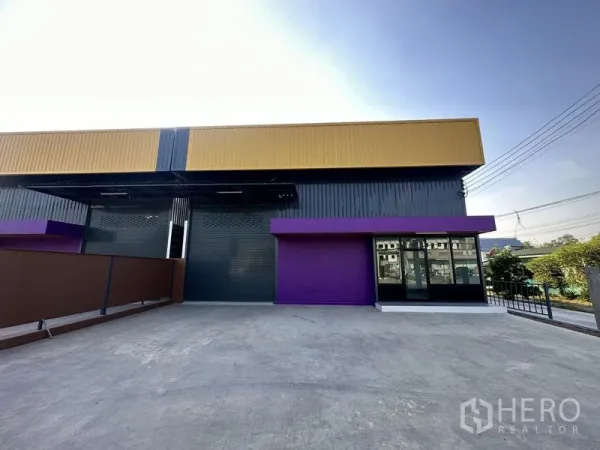 คลังสินค้า ให้เช่าในLam Luk Ka, Pathum Thani - ทางเข้าและพื้นที่ลานจอดหน้าตัวโกดัง ด้านขวามีออฟฟิศกระจก