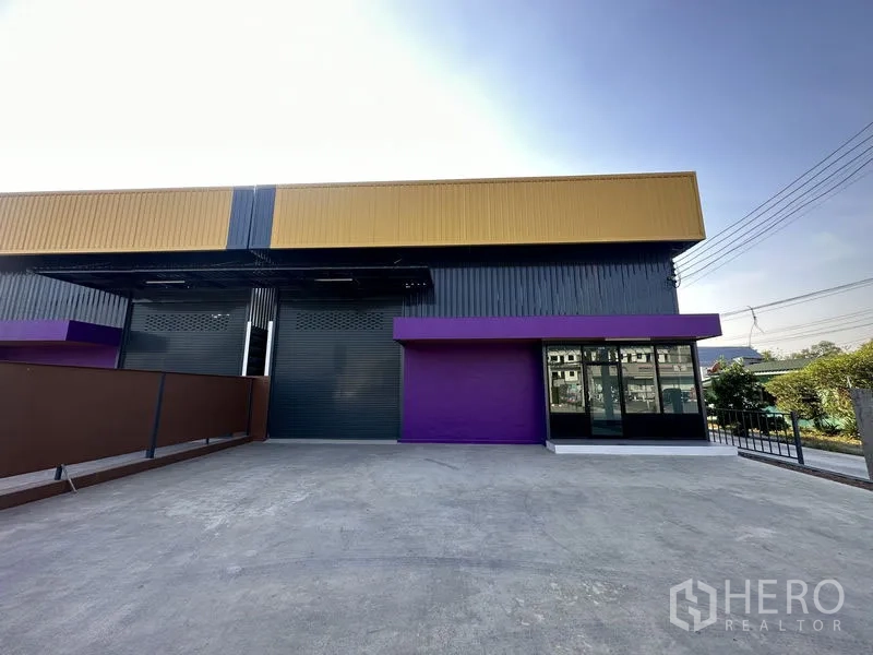 คลังสินค้า ให้เช่าในLam Luk Ka, Pathum Thani - ทางเข้าและพื้นที่ลานจอดหน้าตัวโกดัง ด้านขวามีออฟฟิศกระจก