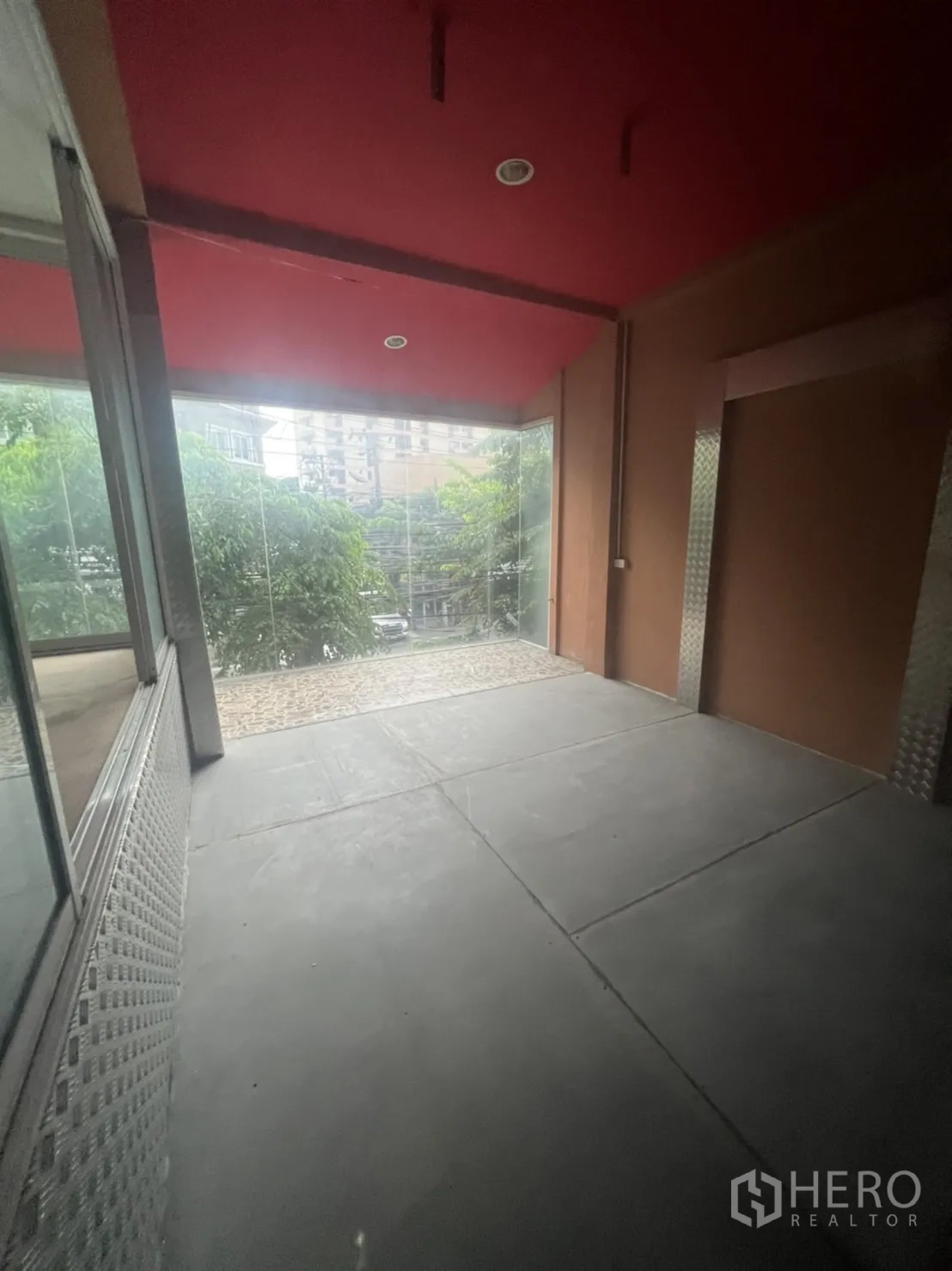 店屋 出租在Watthana, Bangkok - 采光良好房间，临街落地玻璃，红顶灰地。