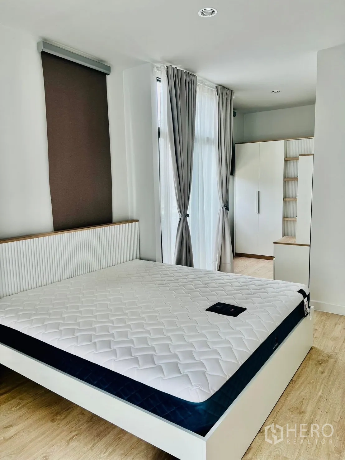 บ้าน ให้เช่าในBang Sao Thong, Samut Prakan - อีกมุมของห้องนอนหลัก โชว์ตู้เสื้อผ้าและหน้าต่างสูง