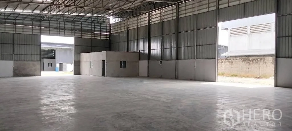 โกดัง for rent in Mueang Samut Sakhon, Samut Sakhon - ภายในโกดังหลังคาสูง มีช่องเปิดกว้าง และบล็อกสำนักงานภายใน