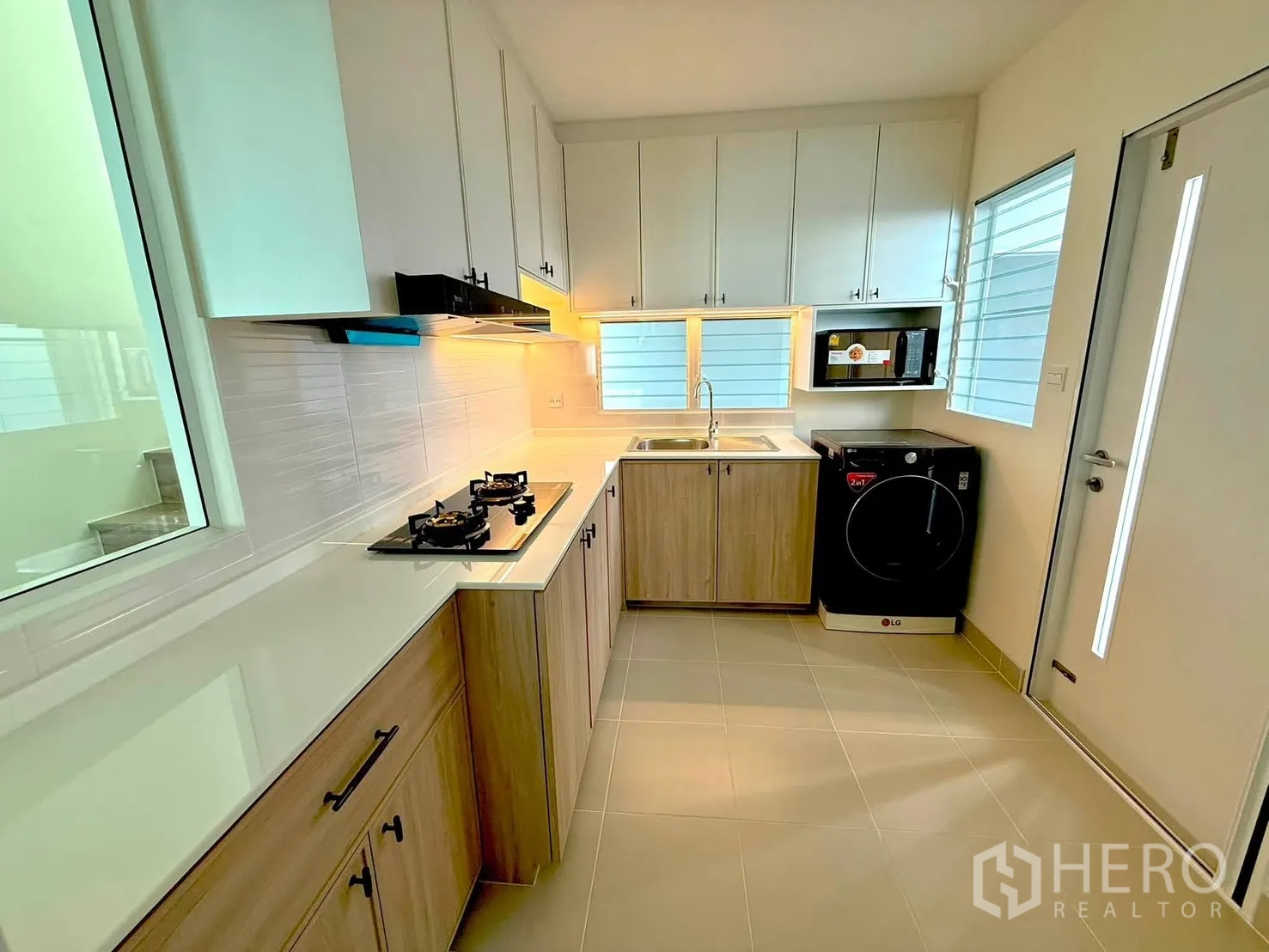 独栋房屋 for rent in Bang Phli, Samut Prakan - 现代厨房，燃气灶、油烟机、水槽与收纳柜，采光窗充足。
