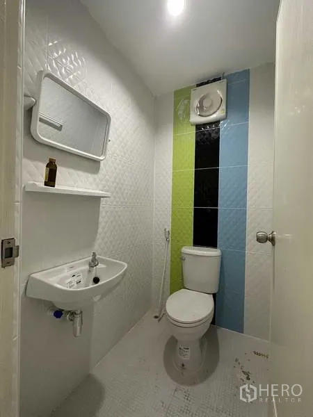 คลังสินค้า ให้เช่าในSamut Prakan - ห้องน้ำภายในอาคารสำนักงาน พร้อมอ่างล้างหน้าและพัดลมระบายอากาศ.