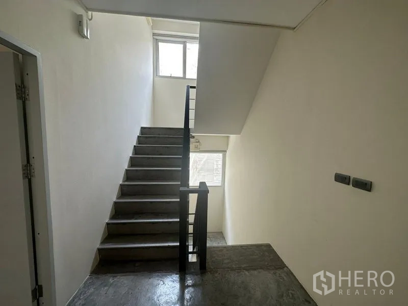 สำนักงานที่บ้าน ให้เช่าในWang Thonglang, Bangkok - โถงบันไดสว่างด้วยแสงธรรมชาติ ขั้นคอนกรีตและราวเหล็ก