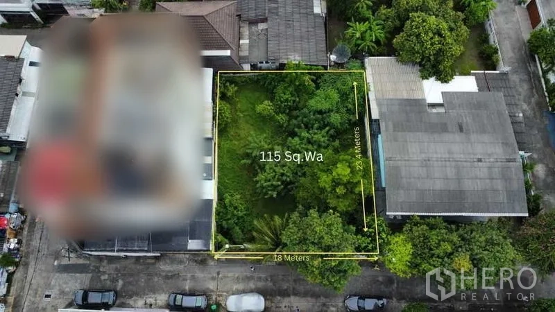 ที่ดิน ขายในKhlong Toei, Bangkok - ภาพมุมสูงแปลงที่ดิน 115 ตร.วา ขีดเส้นขอบชัด หน้ากว้างประมาณ 18 ม. ลึกประมาณ 25 ม. ท่ามกลางชุมชน