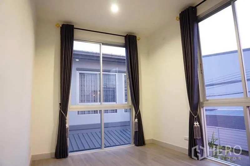 สำนักงานที่บ้าน ให้เช่าหรือขายในBang Khen, Bangkok - ห้องนอนมีหน้าต่างสองด้าน พื้นลามิเนต และผ้าม่านทึบ