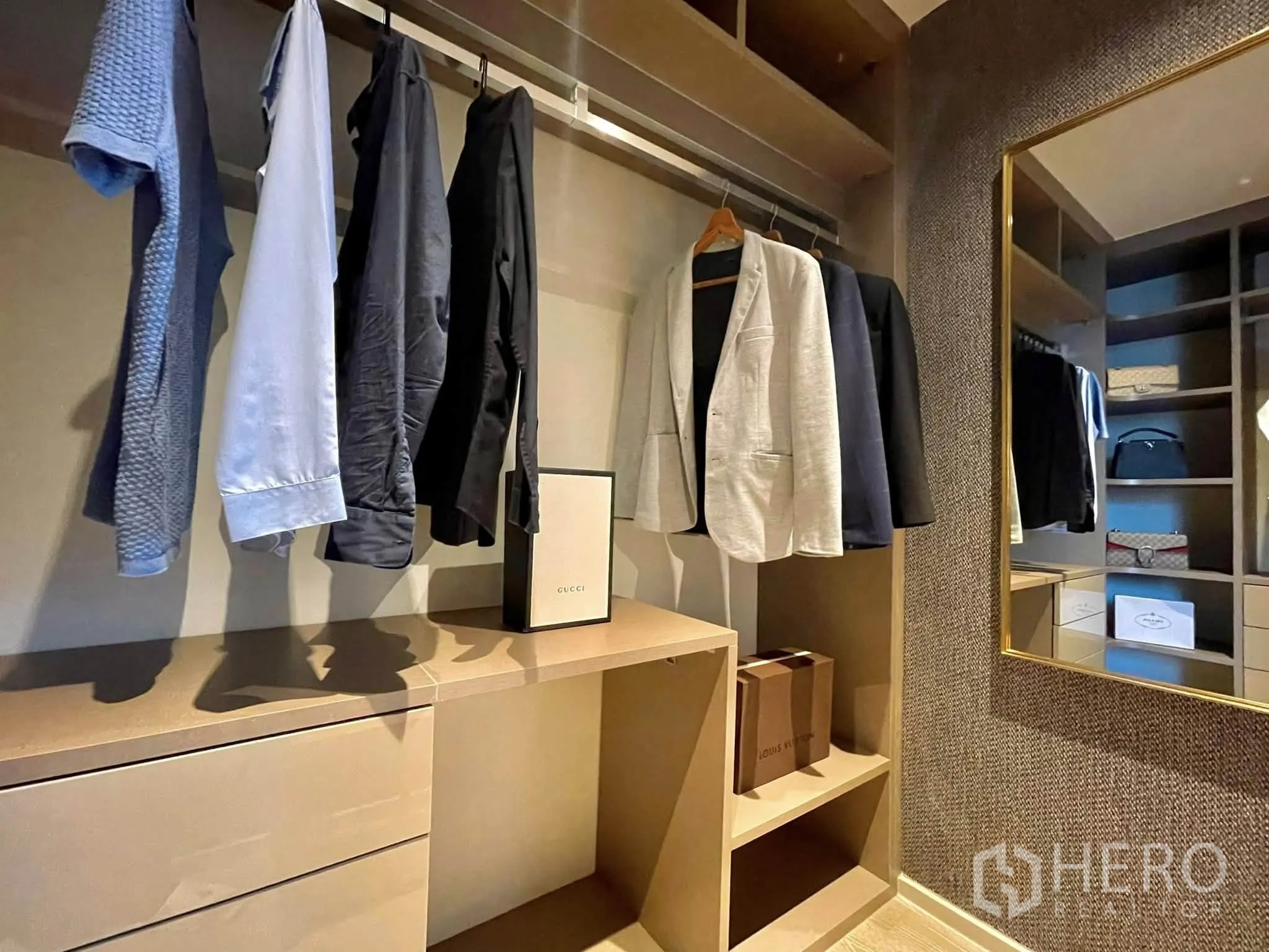 Condominium for rent in Bang Rak, Bangkok - Walk-in wardrobe with mirror, shelves and hanging space.