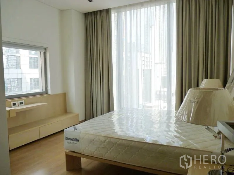 公寓 出租在Bang Rak, Bangkok - 第二卧室，落地窗与纱帘，浅木色柜体，城市景观。