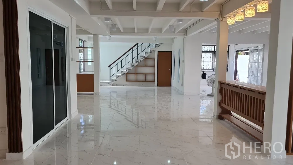 บ้านเดี่ยว for rent in Lat Phrao, Bangkok - พื้นที่นั่งเล่นสว่าง มีประตูกระจกบานเลื่อนและโคมไฟตกแต่ง