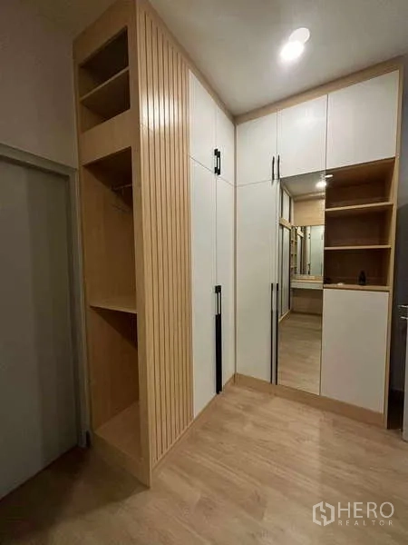 บ้าน ให้เช่าในMueang Nonthaburi, Nonthaburi - ตู้เสื้อผ้าบิลท์อินมุมห้อง โทนไม้คาดซี่ พร้อมตู้กระจกในโซนแต่งตัว