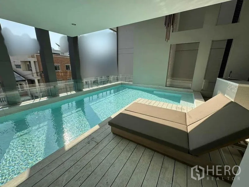 ทาวน์เฮาส์ ให้เช่าในWatthana, Bangkok - สระว่ายน้ำส่วนตัวแบบมีหลังคา พร้อมเด็คและเตียงอาบแดด ราวกันตกกระจก.