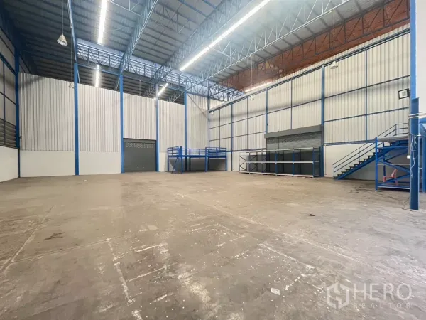 工厂 出租在Phra Pradaeng, Samut Prakan - 仓库内部空间宽敞，钢结构高顶，设有夹层平台、卷帘门与耐用混凝土地面