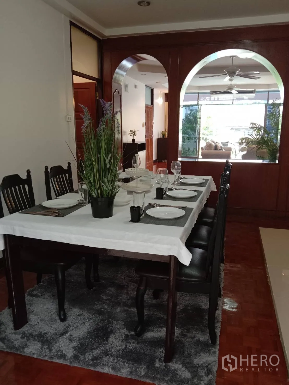 อพาร์ทเมนท์ ให้เช่าในRatchathewi, Bangkok - มุมรับประทานอาหารแบบเป็นทางการโต๊ะ 6 ที่นั่ง ถัดจากฉากไม้โค้ง