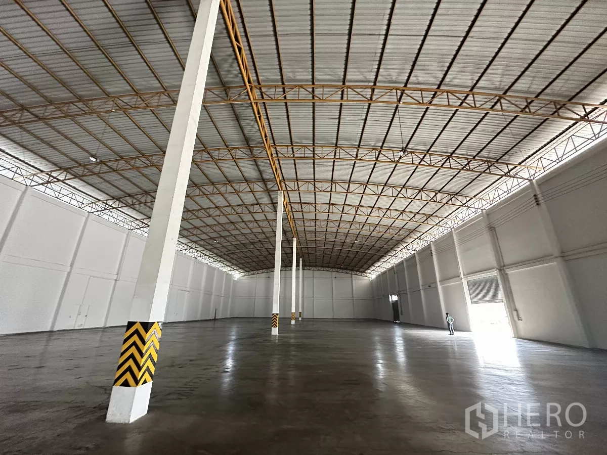 คลังสินค้า ให้เช่าในPhra Nakhon Si Ayutthaya - ฮอลล์โกดังเพดานสูง เสามาร์กแถบเตือน ประตูม้วนด้านข้าง และแสงธรรมชาติ