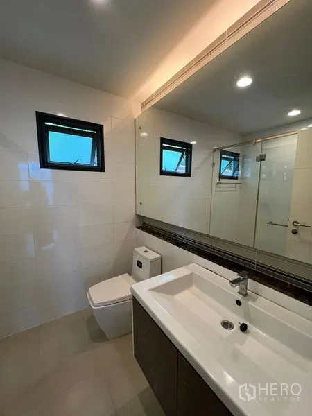 บ้าน ให้เช่าหรือขายในBang Kapi, Bangkok - ห้องน้ำที่สองมีตู้กระจกกั้นอาบน้ำ อ่างล้างหน้าและกระจกทรงยาว