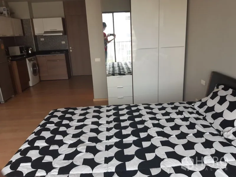 คอนโด ให้เช่าในBangkok - มุมพักผ่อนพร้อมตู้เสื้อผ้าและครัวแบบเปิด พื้นไม้ทั้งห้อง