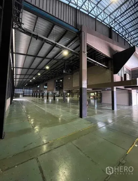 货栈 出租在Si Racha, Chon Buri - 仓库内部宽敞，高钢结构屋顶与抛光环氧地坪