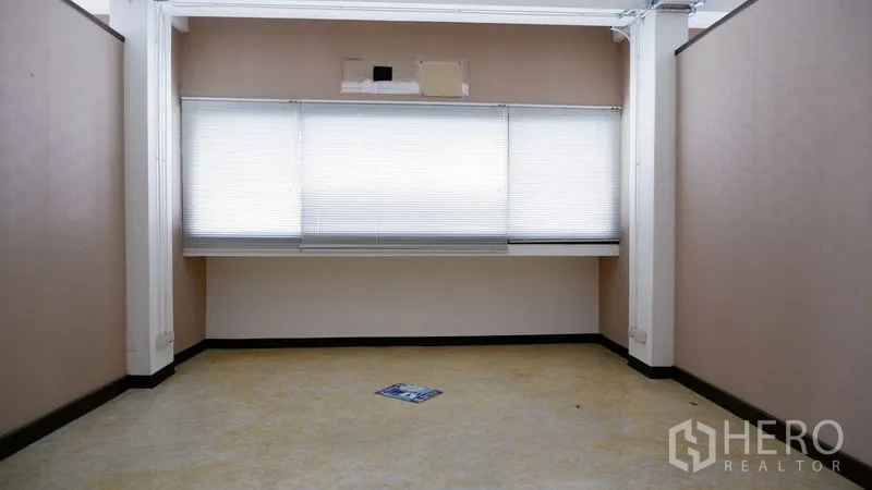 สำนักงาน ให้เช่าในWatthana, Bangkok - ห้องประชุมขนาดกะทัดรัด ผนังสีครีม ม่านบังตา และเคาน์เตอร์ใต้หน้าต่าง