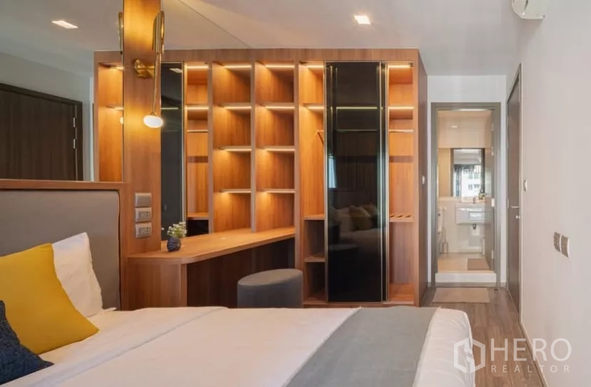 คอนโด ให้เช่าในChatuchak, Bangkok - ภาพใกล้ของชั้นบิลท์อินไม้และตู้เสื้อผ้าบานกระจกในห้องนอน