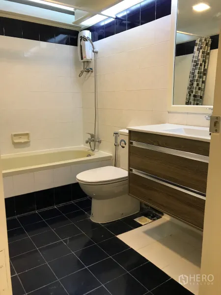 公寓 出售在Watthana, Bangkok - 黑白瓷砖浴室，带浴缸、淋浴和坐便器