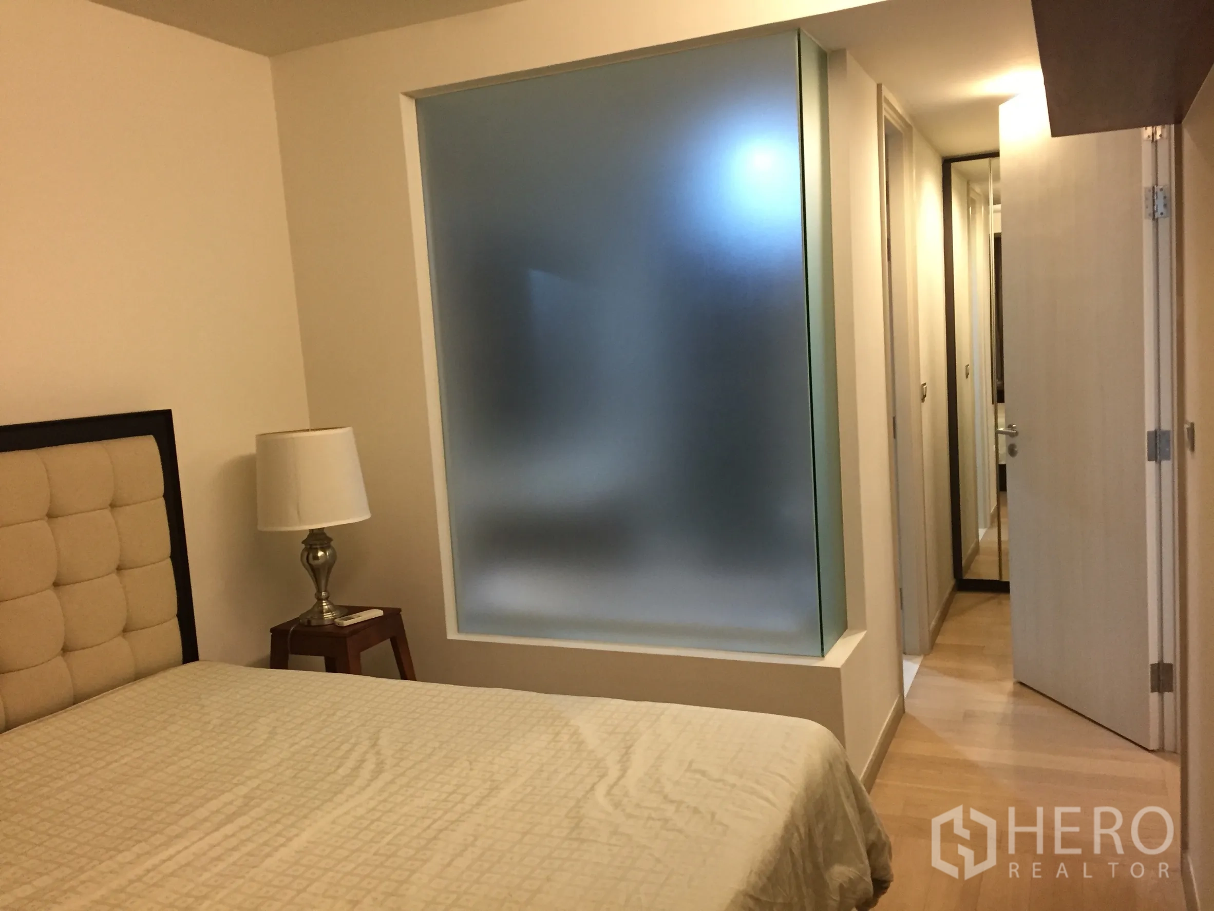 คอนโด ให้เช่าหรือขายในWatthana, Bangkok - โถงห้องนอนมีผนังกระจกฝ้า ตู้เสื้อผ้าพร้อมกระจก และพื้นไม้โทนอ่อน.