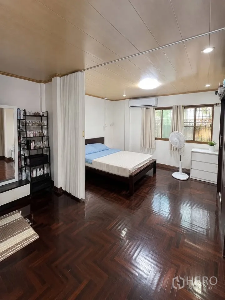 Detached House for rent in Prawet, Bangkok - Spacious sleeping area with partition, air conditioner and polished floors.