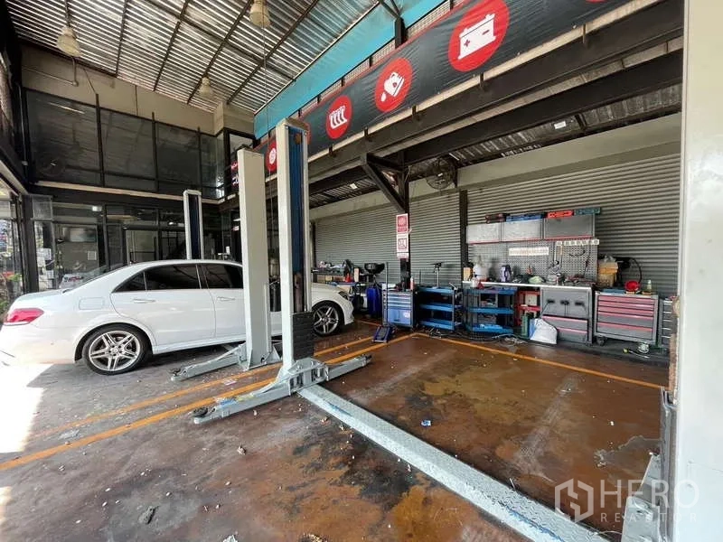 货栈 出租在Lat Phrao, Bangkok - 仓库内车辆工位，配汽车升降机立柱、划线车道与工具柜
