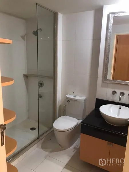 คอนโด ให้เช่าในWatthana, Bangkok - ห้องน้ำที่สองพร้อมตู้ฝักบัวกระจก อ่างล้างหน้าแบบวางบนเคาน์เตอร์ และโถสุขภัณฑ์