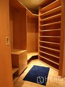 Condominium for rent in Ratchathewi, Bangkok - Built-in wooden walk-in closet with shelves, drawers and corner storage.