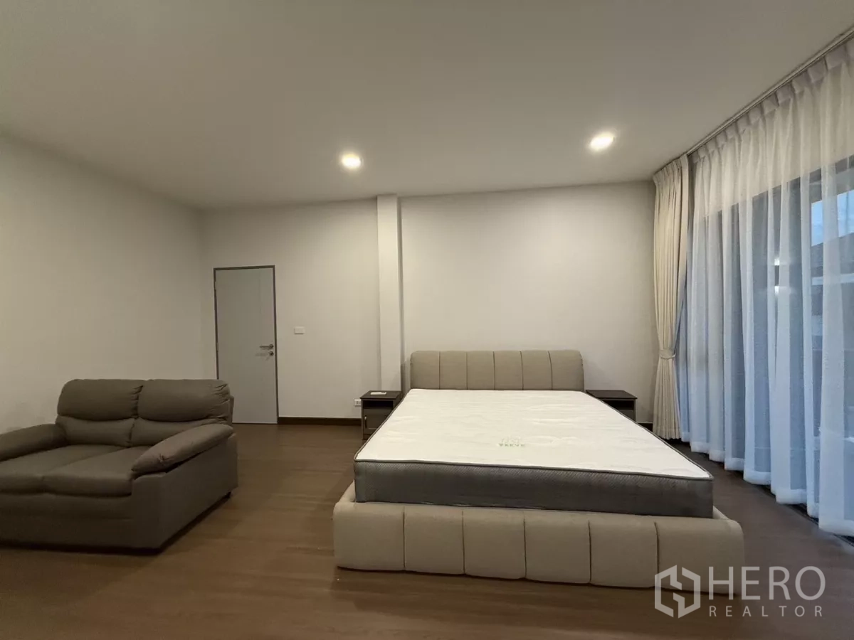 บ้าน ให้เช่าในBang Phli, Samut Prakan - ห้องนอนกว้าง เตียงคิงไซซ์ โซฟาพักผ่อน พื้นไม้