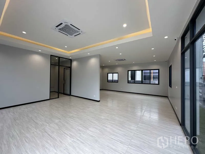 โรงงาน ให้เช่าหรือขายในLam Luk Ka, Pathum Thani - สำนักงานโมเดิร์น กั้นห้องกระจก เพดานซ่อนไฟ แสงธรรมชาติ