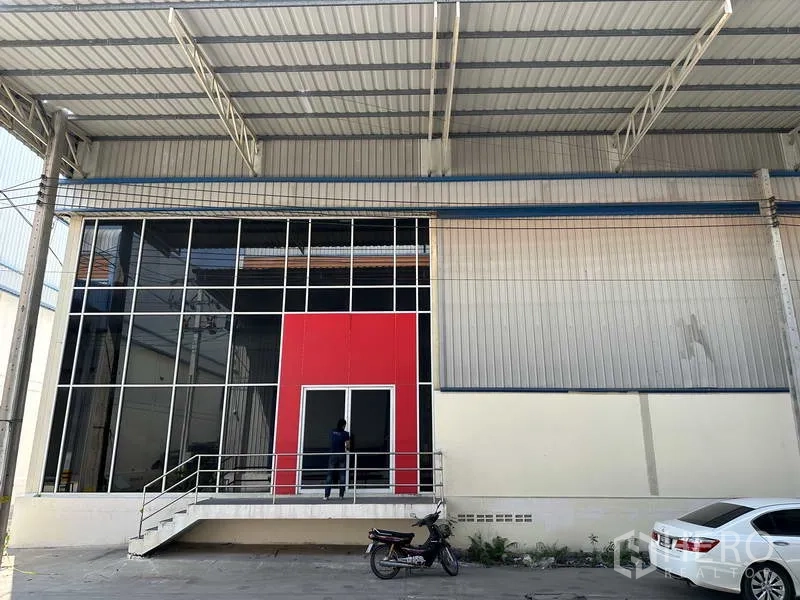 โรงงาน ให้เช่าในBang Phli, Samut Prakan - ทางเข้าออฟฟิศกระจกพร้อมแผงสีแดงและบันไดยกสูงใต้กันสาดโลหะขนาดใหญ่