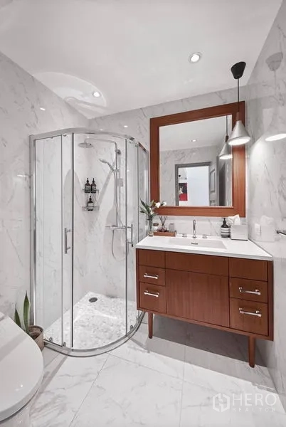 คอนโด ให้เช่าหรือขายในSathon, Bangkok - ห้องน้ำโมเดิร์น ฝักบัวกระจกมุม กระเบื้องลายหินอ่อน และตู้ล้างหน้าลายไม้