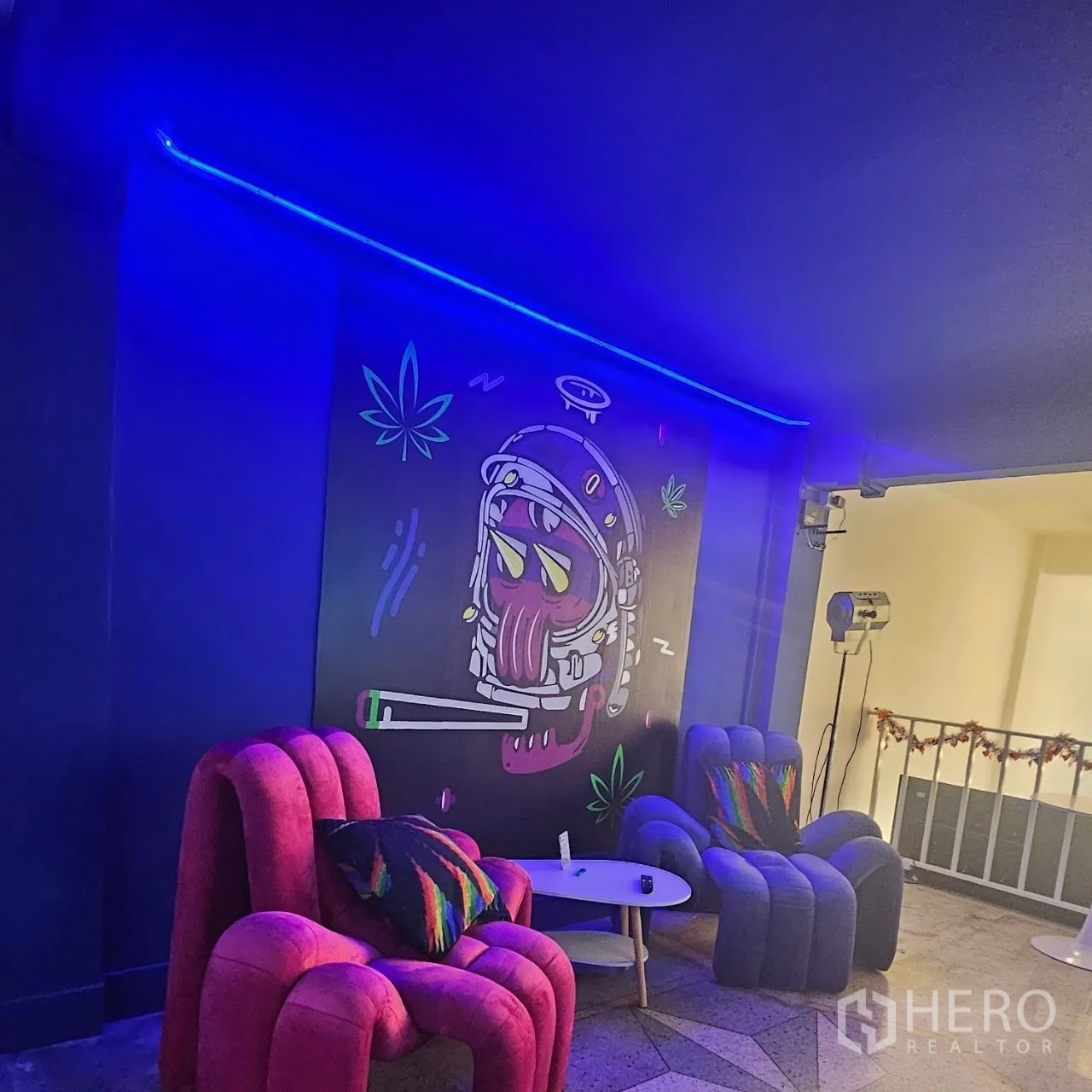 店屋 出租或出售在Khlong Toei, Bangkok - 休闲角落，蓝色LED灯效、彩色沙发与涂鸦风壁画。