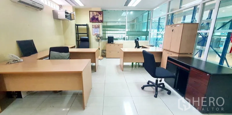 สำนักงาน ให้เช่าในBang Kho Laem, Bangkok - สำนักงานใช้งานร่วม มองออกผนังกระจก พร้อมโต๊ะ เก้าอี้ และตู้เก็บของ