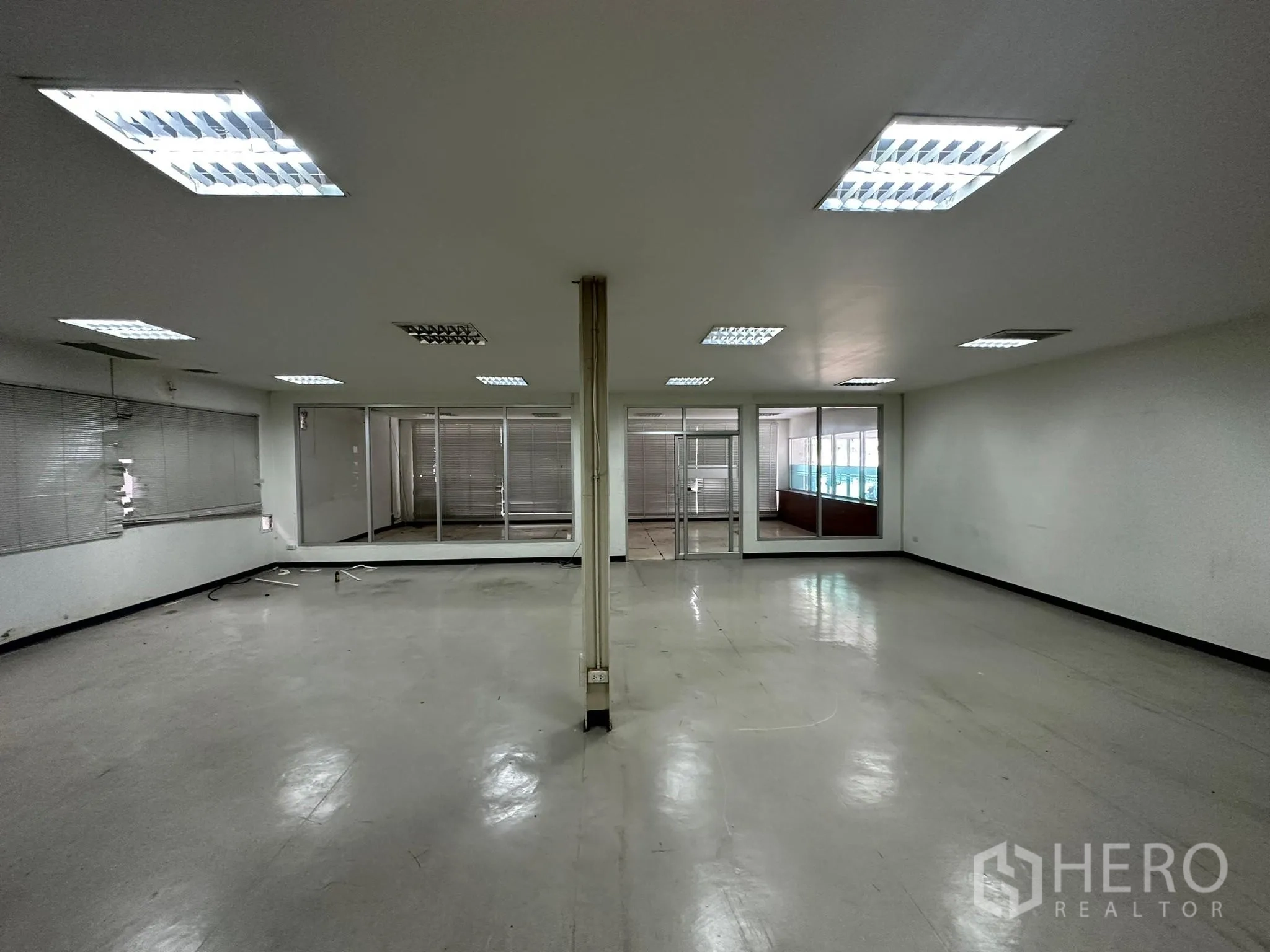 Warehouse for rent in Huai Khwang, Bangkok - Bright open workspace with vinyl floor and windows facing glass partitions.