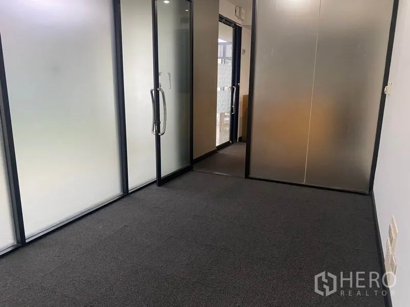 办公空间 出租在Din Daeng, Bangkok - 走廊，磨砂玻璃门通向会议室。