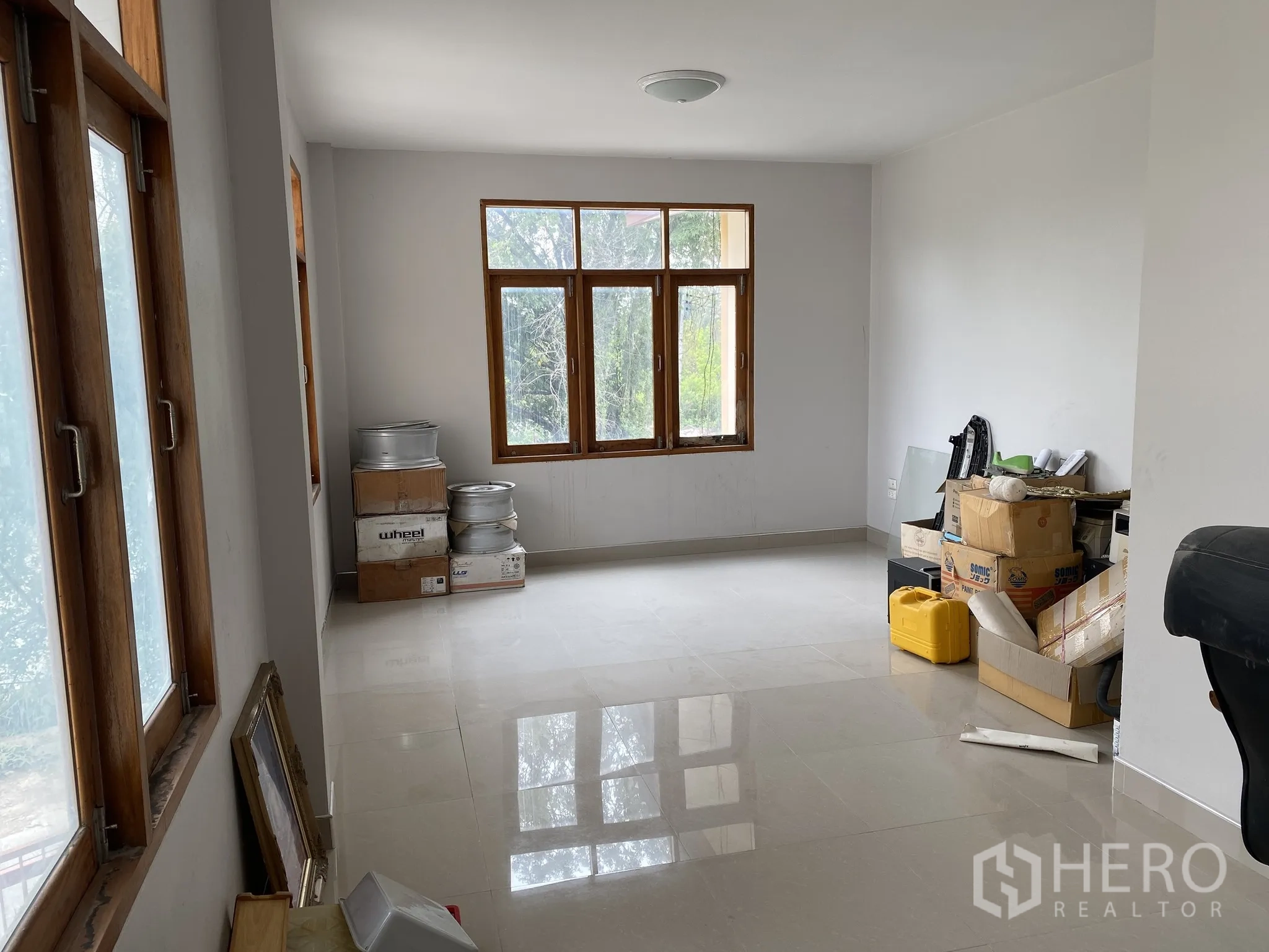 Factory for sale in Mueang Chon Buri, Chon Buri - Bright office room with large windows, tiled floors and storage boxes.