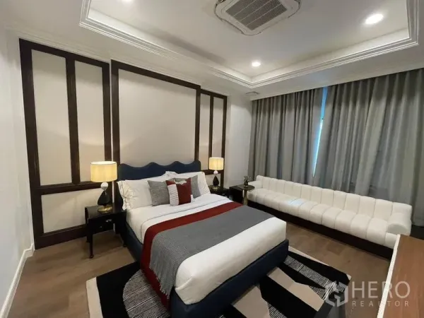 บ้าน ให้เช่าหรือขายในSaphan Sung, Bangkok - ห้องนอนอบอุ่น เพดานหลุม เตียงบุนุ่ม และโซฟายาวสีขาวข้างผ้าม่านสูง