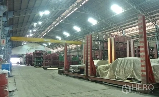 โรงงาน ขายในBang Phli, Samut Prakan - โซนจัดเก็บอุตสาหกรรมมีชั้นวาง โครงเหล็ก และเครนคานวิ่ง.