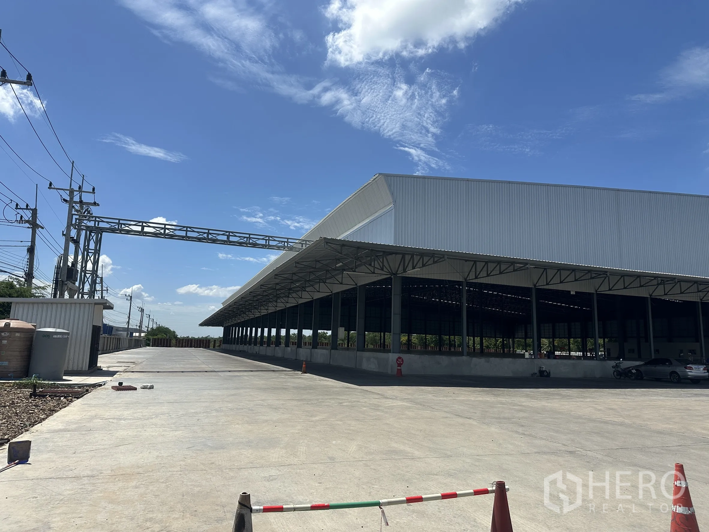 โกดัง for rent in Wang Noi, Phra Nakhon Si Ayutthaya - ถนนทางเข้า–ออกเลียบตัวอาคารพร้อมกันสาดและพื้นที่บริการ