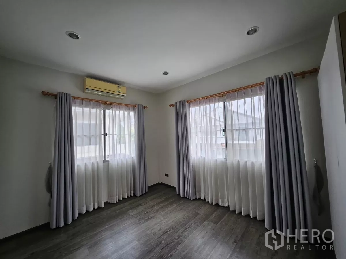 独立式住宅 出租在Khlong Toei, Bangkok - 转角卧室，双窗通透，顶灯照明充足。